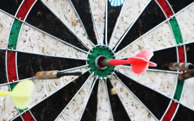 Dart hedefi yakın plan. Hedef hedef hedefine ulaşma kavramında başarı