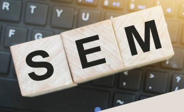 SEM Arama Motoru Pazarlama, bilgisayar klavyesine konulan tahta küplere yazılmış. İyimserleştirme teknolojisi kavramı