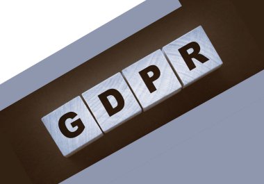 GDPR Kelimesi Tahta Küplerle Siyah Üzerine Yazıldı.
