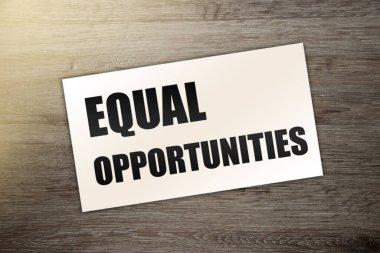 Tahta masada kart üzerinde eşit fırsatlar. İş konsepti,