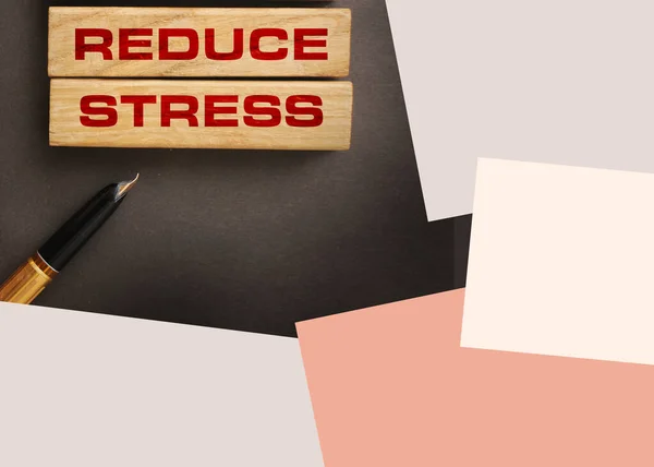 Blocchi Legno Con Testo Reduce Stress Penna Vintage Lusso Sfondo — Foto Stock