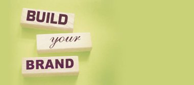 Sözcükler markanı tahta bloklara yazarak oluşturdu. Eski tarz bir geçmişi var. Markalaşma pazarlama kavramı.