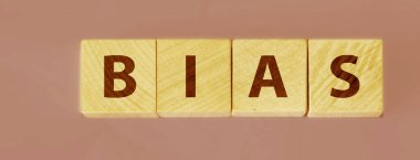 Tahta bloklar üzerinde önyargı kelimesi mavi arkaplan.