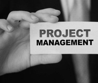 Kart işadamı tutanaklarındaki PROJECT MANAGEMENT sözcükleri. İş stratejisi insan kaynakları HR kavramı.