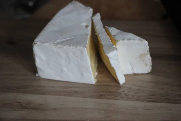 Moule Blanc Camembert Fromage Avec Des Tranches Coupées Sur Fond — Photo