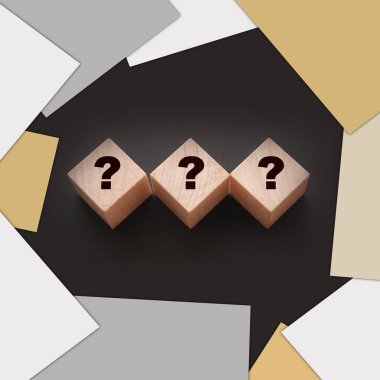 Kara soru işaretli üç tahta blok. Faq sorular ve cevaplar konsepti. Eğitim ya da iş projesi kavramı.