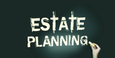 Tahtada soluk sarı ve tebeşirle el yazısıyla yazılar planlıyorlar. Emlak işi kirası ve satış konsepti.