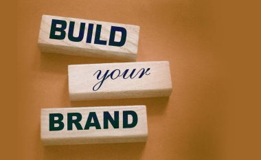 Sözcükler markanı tahta bloklara yazarak oluşturdu. Eski tarz bir geçmişi var. Markalaşma pazarlama kavramı.