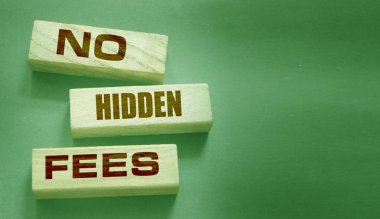 Tahta blokta gizli harç kelimesi yazmıyor. Vergiler ve ücretler Finansal iş konsepti.