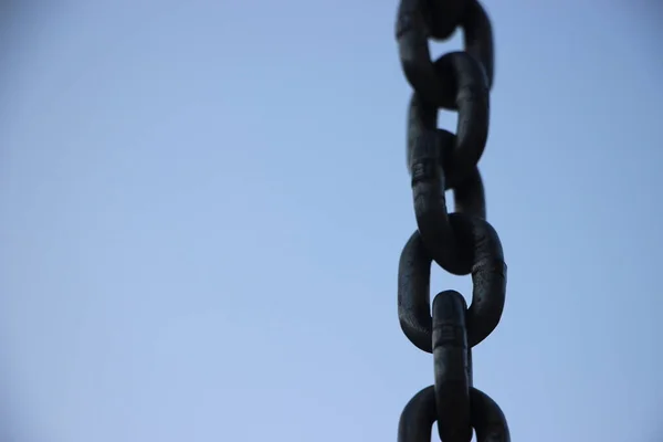 Glieder Einer Rostigen Alten Kette Vor Blauem Himmel — Stockfoto