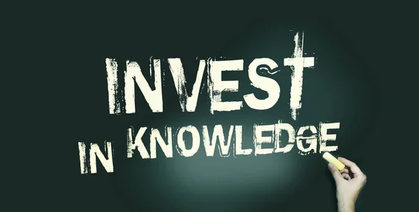 Investeer Knowledge Writing Geschreven Met Chalk Blackboard Onderwijs Bedrijfsconcept — Stockfoto