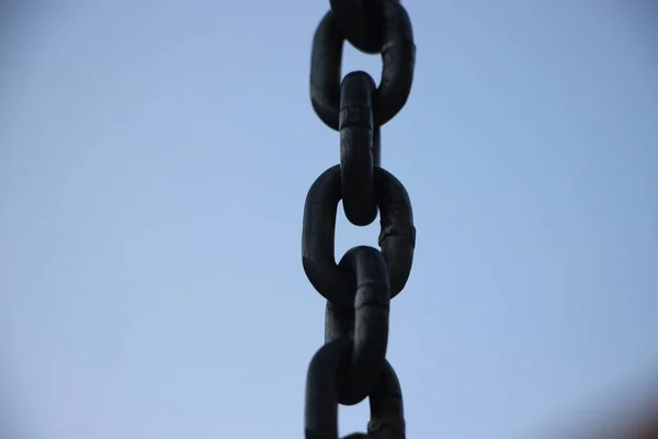 Cadena metálica en negrita en el fondo del cielo azul —  Fotos de Stock