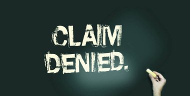 Talep reddedildi, yazı tahtası ve el ele tutuşan Cahlk parçası. Sigorta ödeme talebi konsepti reddedildi. İş fotoğrafçılığı faturanın geri ödemesi talebi reddedildi.