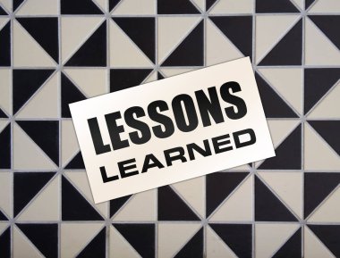 Ahşap arka planda öğrenilen mesajlarla dolu boş bir kart. İş konsepti.