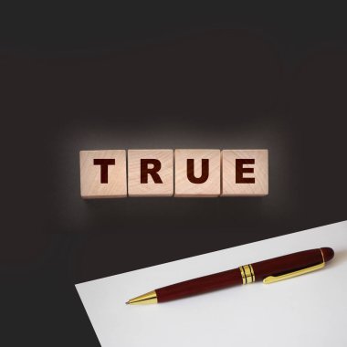 konsept kelime siyah arkaplandaki tahta küplerde doğrudur.