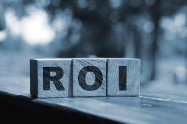 ROI. ROI harfli tahta küpler. Yatırım sektörü konseptine dönüş.