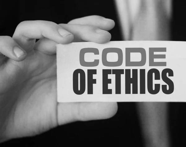 Biznesmen Pokazuje Kartę Tekstem Kodeks Etyki — Zdjęcie stockowe