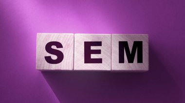 Tahta bloklardaki SEM harfleri kırmızıya. Pazarlama işi konsepti.