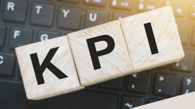 Tahta küplere KPI harfleri. Anahtar Performans Göstergesi iş konsepti.