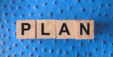 Üzerinde kırmızı deri arka plan olan tahta bloklar. İş planlama yönetimi kavramı.