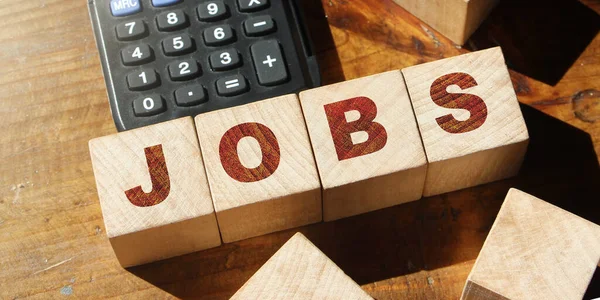 Jobs Wort Mit Holzklötzen Auf Dem Schreibtisch Mit Taschenrechner Business — Stockfoto