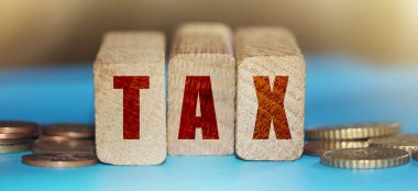 Tahta bloklar ve masalardaki bozuk paralar için vergi sözü. Fonesyal iş mevzuatı kavramı.