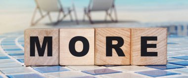 Okyanus manzarası üzerinde tahta küplerle ilgili daha fazla yazı. Adundance lüks başarı konsepti. İş ve eğitim kavramı.