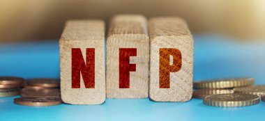 Tahta bloklarda NFP yazıyor. Çiftlik dışı Maaşlar - temel ekonomik gösterge. İş konsepti.