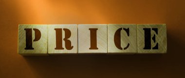 Tahta bloklardan yapılmış bir fiyat. Fiyat pazarlama işi konsepti.