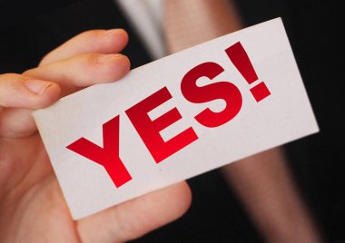 İş adamının elindeki kart 