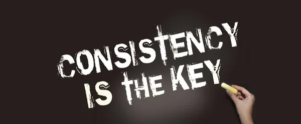 Konsistenz Ist Die Schlüsselkreidetafel Mit Text Und Einem Handgehaltenen Stück — Stockfoto