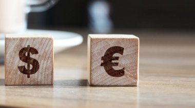 Avro ve dolar, tahta bloklar için imza konsepti. AB kelime para birimi iş konsepti.