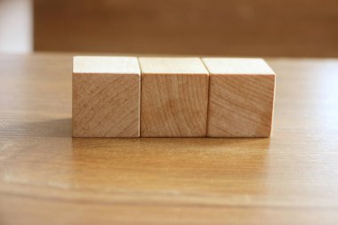 3 Ağaç Blok Ön Manzara, Tahta Masa, cilalanmış ahşap masa arkaplan.