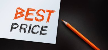 Kağıt ve turuncu kalemle yazılmış en iyi fiyat metni. İş konsepti.