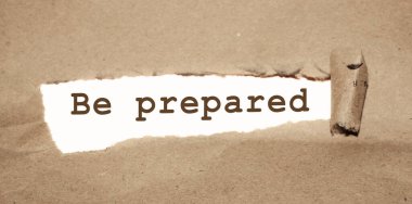 Yırtık kahverengi kağıdın arkasında beliren sözlere hazırlıklı olun. Risk krizi yönetimi kavramı.