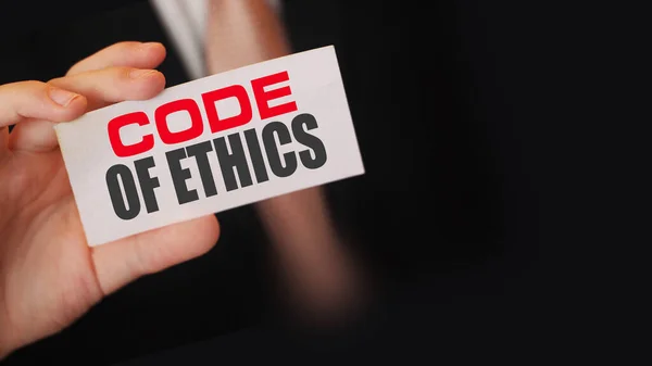 Biznesmen Pokazuje Kartę Tekstem Kodeks Etyki — Zdjęcie stockowe
