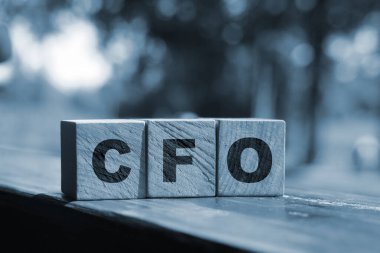 konsept kelime CFO tahta bir arka planda küp üzerinde.