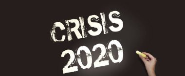 Kriz 2020 metni tebeşir tahtasında. Dünya genelinde hakim olan koronavirüs yüzünden ekonomik ve finansal bir kriz yaşanıyor..