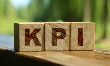 KPI Kelimesi Tahta Bloklarda Yazıldı, Anahtar Performans Göstergesi. İş konsepti.