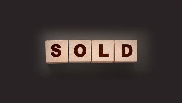 Verkocht Word Written Wooden Cubes Zwarte Achtergrond Begrip Vastgoedbedrijf — Stockfoto
