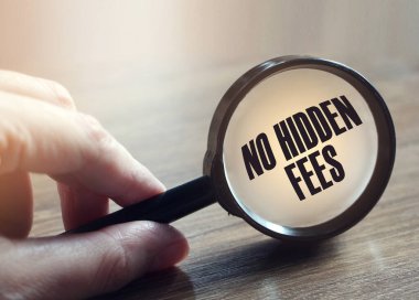 Büyüteç altında gizli ücret metni yok. Ücretler ve vergiler iş konsepti.