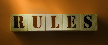 Kırmızı arka planda tahta küplerle ilgili kurallar. Kurallar, politikalar ve prosedür hukuku kavramı.