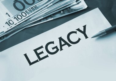 Sayfa, kalem ve 100 Euro 'luk banknotlar. Son vasiyet yasal kavram.