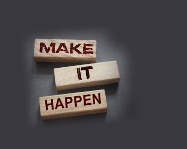 Tahta bloklara yazılmasını sağla. Motivasyon koçluğu kariyeri ve iş konsepti.