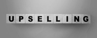 Yeşil eğimli arka planda tahta küplerle ilgili kelime UPSELING. İş konsepti.
