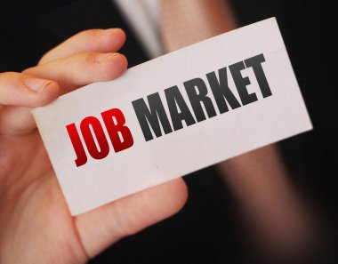 İş adamı, Job Market 'in yazılı olduğu bir kart tutuyor. İş konsepti.