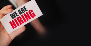 İş adamının elinde kiraladığımız metnin olduğu bir kart var. İş konsepti.