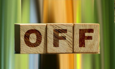 Tahta küpleri kopyalama alanı ve doğa mavisi arkaplan ile üç düzenlenmiş.