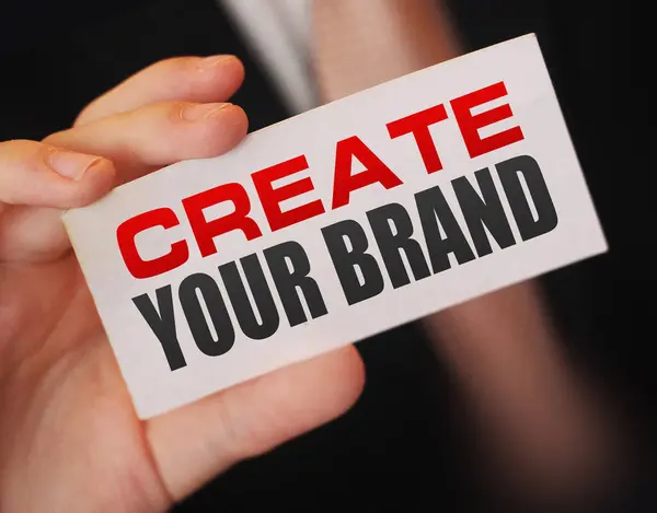 화이트 카드에 당신의 브랜드 메시지를 사업가 만들어 새로운 비즈니스 스타트업 — 스톡 사진