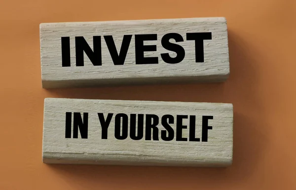 Invest Yourself Worte Auf Holzklötzen Auf Rot Bildungs Und Selbstmotivierungskonzept — Stockfoto
